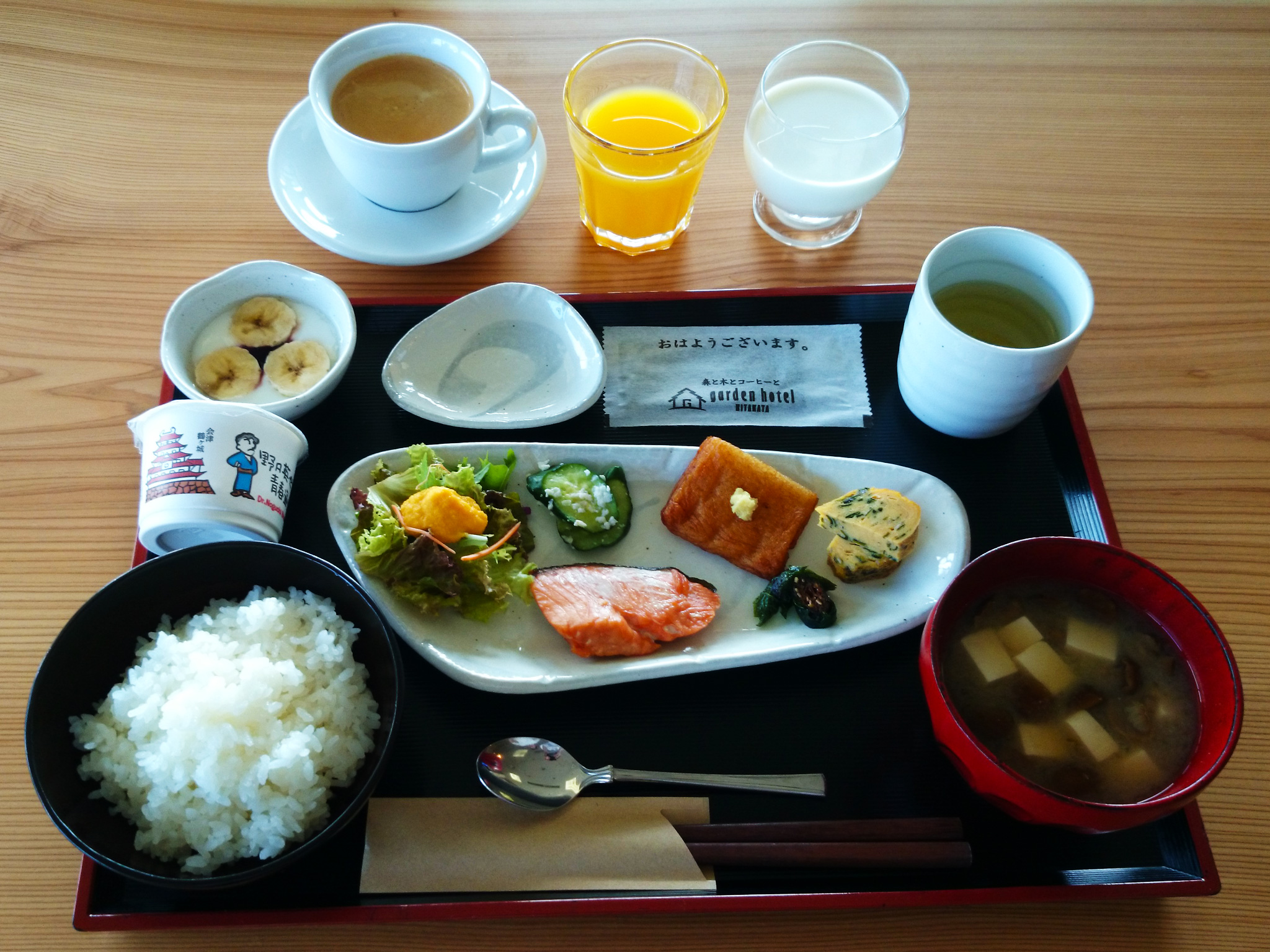 ご飯と味噌汁、野菜のおかずを揃えた手づくり朝食